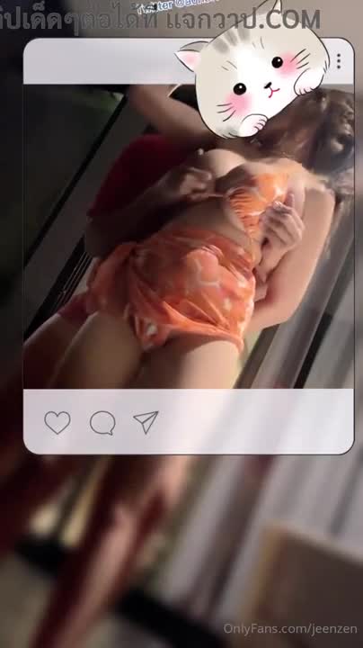 หนองสมกำลังมีเซ็กส์อย่างเร่าร้อนริมสระน้ำ เมื่อจีนเซนและคู่ของเธอเซอร์ไพรส์เธอด้วยดิลโดที่ซ่อนอยู่ในกล่อง เมื่อเธอเปิดกล่อง เธอก็ถูกบังคับให้ดูดมัน บน OnlyFans พวกเขาได้มีเซ็กส์ริมสระน้ำอย่างดุเดือด ทั้งถูไถ สอดใส่ และมีเซ็กส์ในน้ำในท่าหมา จนกระทั่งพวกเขาหลั่งน้ำอสุจิไปทั่วสระน้ำ (คลิปโปร์น, 18+, คลิปหลุด INWPORN.CC)