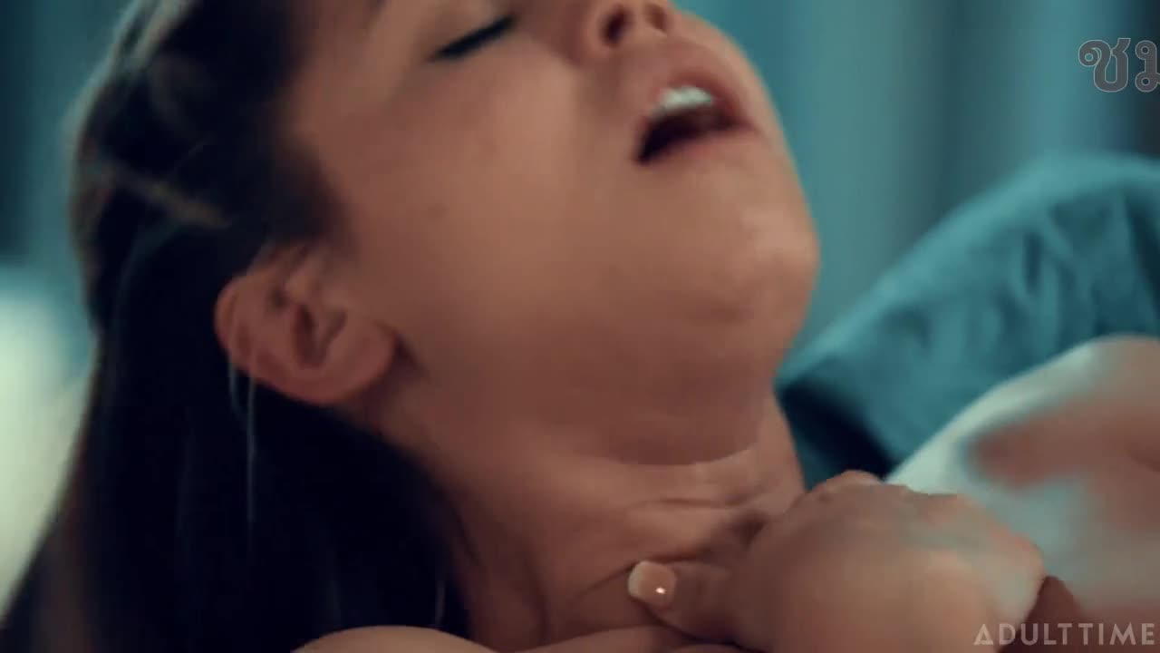 成人時光 - Alina Lopez Kendra Spade。女同性戀影片。兩個寂寞的女孩擦出火花,發生了性關係。她們互相舔舐對方的陰部,然後磨蹭、抽插,發出響亮的呻吟,直到兩人都達到高潮。 色情,18 ,色情片段,洩漏片段 INWPORN.CC