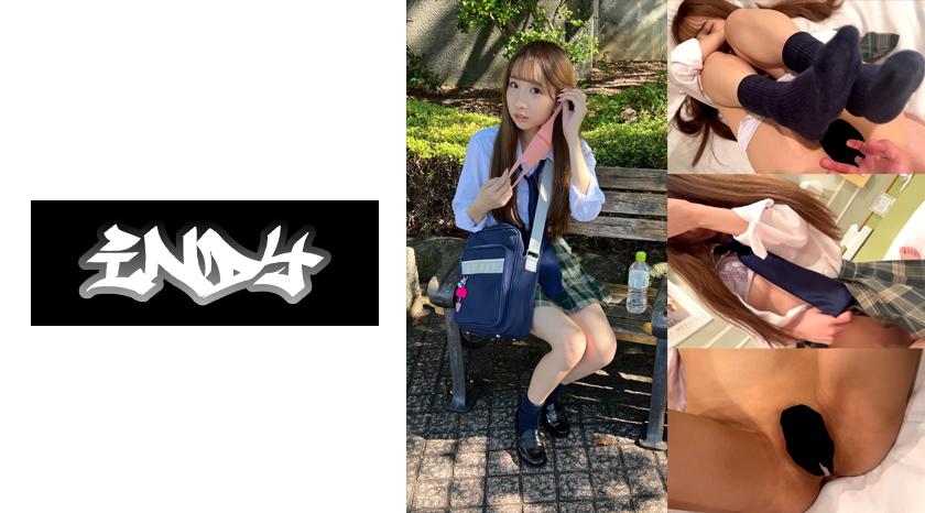 Garota de uniforme com pernas bonitas e esbeltas - Sexo interno pela primeira vez com uma garota aparentemente safada e inocente.