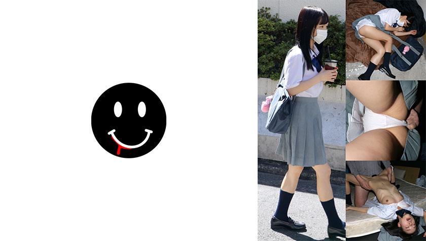 Menina de uniforme pequenina