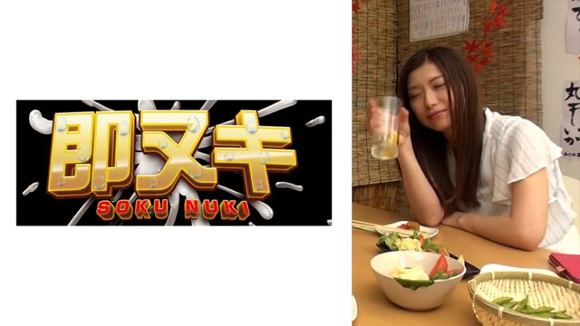 I ended up letting a senior female colleague who missed the last train stay over at my house... Is this really happening with this older woman!? I was consumed by passion as I greedily kissed her and licked every inch of her body...