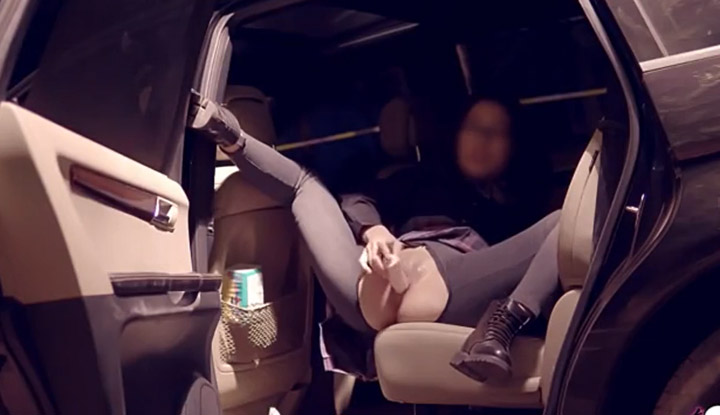 [台灣] 路邊的野花春心蕩漾，小兔淫水直流路邊露出騷逼自插