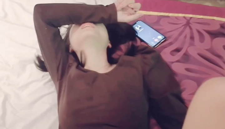 撥通電話給老公戴綠帽系列～邊做愛邊打給老公又打給朋友