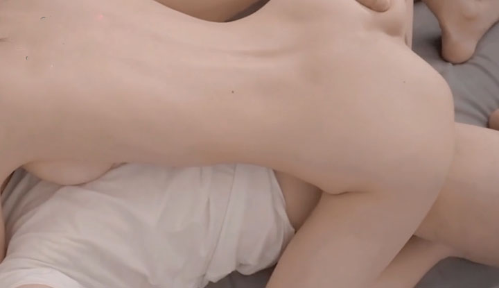 คลิปหลุด สาวสวยเซ็กซี่ Littlesulaa นอนกับแฟนอย่างมีความสุข ปล่อยให้ดิ๊กใหญ่เข้าออกโดยไม่ใส่ถุงยาง