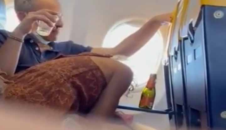 Internet exposure incident Ireland [Ryanair airline] indecent video leaked on the plane