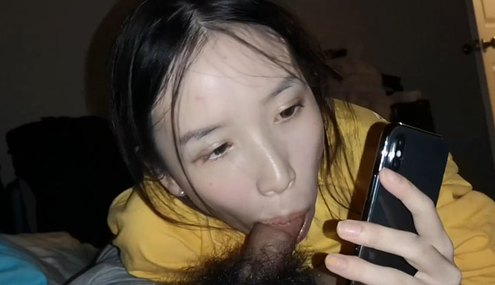 ควยแฟนอร๊อยอร่อย เล่นมือถือไปชิมไป