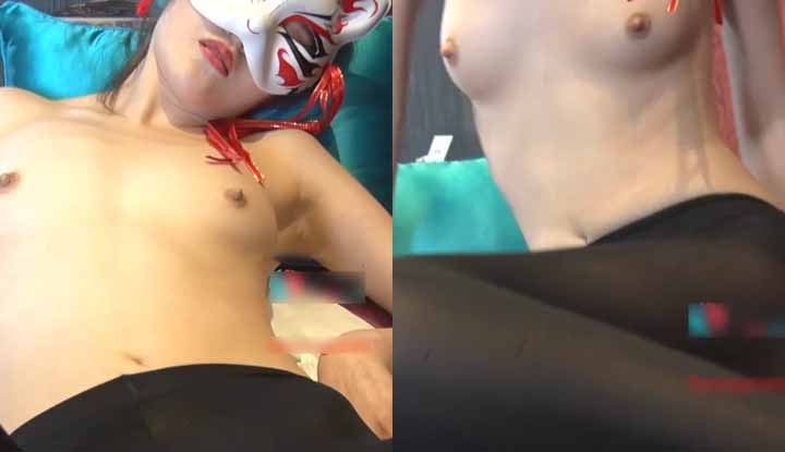 Naked model seduces photographer