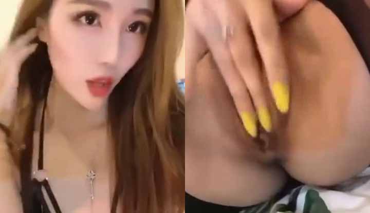 Beautiful lady~ My little hole is so itchy, I need a meat stick to scratch it.