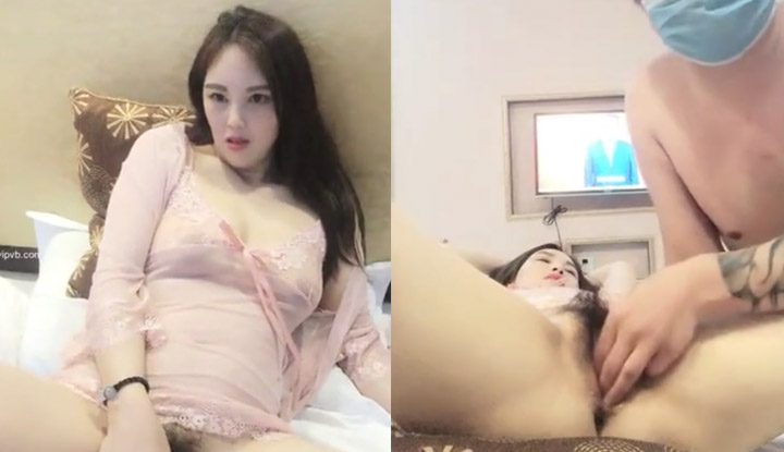 The big breasted sister made an appointment to run a live broadcast~ She masturbated her pussy in tulle pajamas, but she didn't expect it to be too smooth to make her girlfriend feel so good~