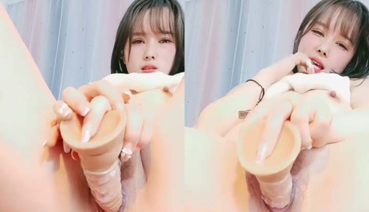 The appearance is sweet and coquettish, and she lifts up her clothes and rubs her breasts ~ close-up perspective dildo pumping out a lot of white pulp