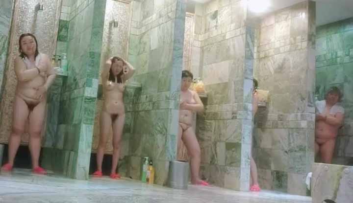The public bathroom candidly took pictures of the little sisters taking a bath with their mother~