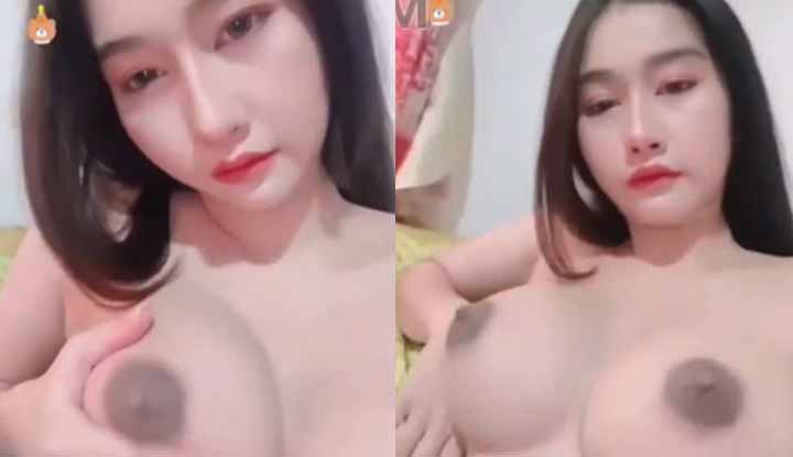 Vídeo pornô exclusivo da internet da ídola tailandesa Onlyfans, irmã GungGing, mãe sexy com pelos pubianos IG_gunggingnsk, modelo super sexy com corpo magro cintura fina super sexy, tirando a toalha para mostrar os seios escuros, provocando e vendendo a luxúria XXX, seios grandes com muitos pelos, vagina cheia de pelos púbicos e excitante.