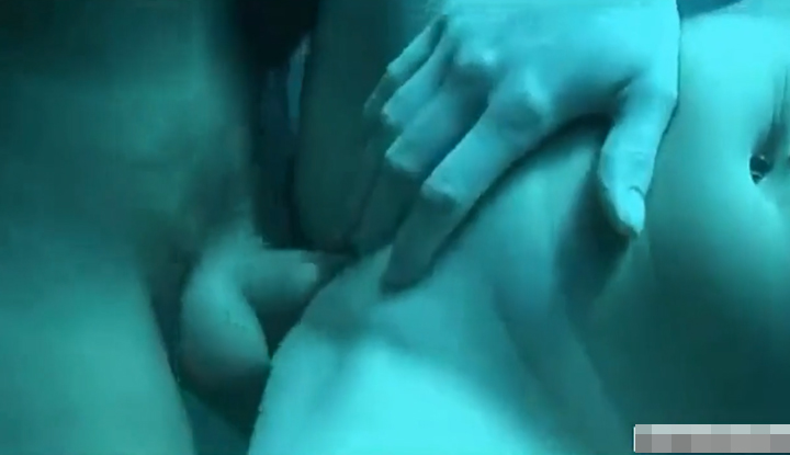 Mergulhadores não conseguiram esperar e começaram a atirar debaixo d'água.