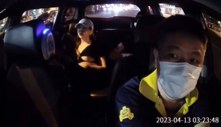 [Taiwan] Drunk girl exposes her big breasts in the back seat, taxi driver can't stop staring.
