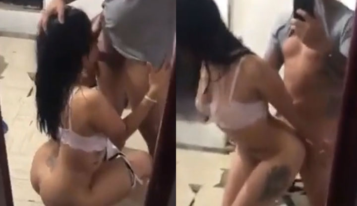 A intensa sessão de tatuagem vale o preço.