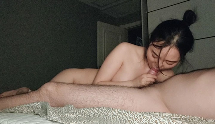 Beautiful girlfriend is so proactive~ After licking the cock, it's cool to ride on the cock