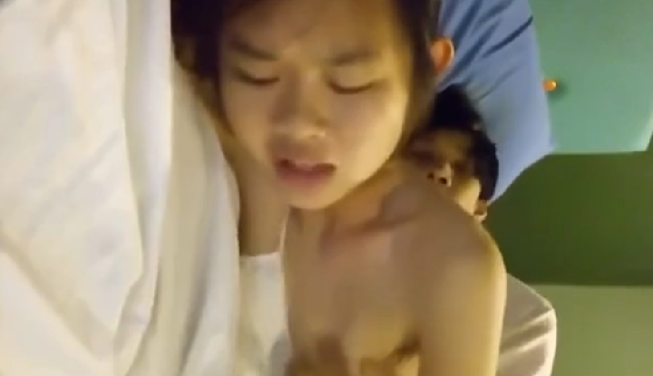 [泰國] 漂亮妹妹被壓著幹～美乳也被蹂躪不止