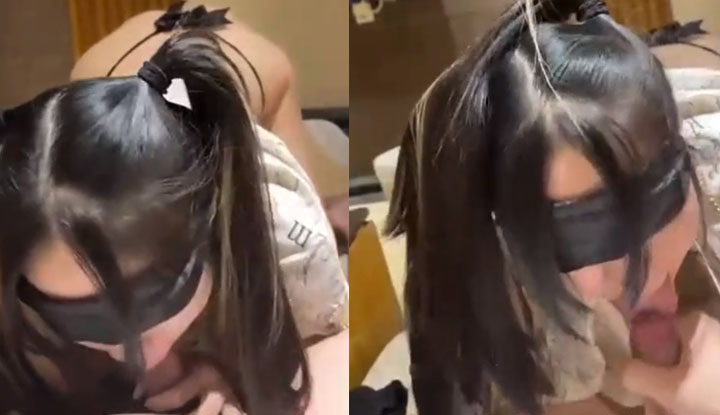 Cô gái đĩ với đôi tóc đuôi ngựa thích thổi những con cặc lớn và rất hài lòng với việc bị đẩy xuống và bị thọt sâu.