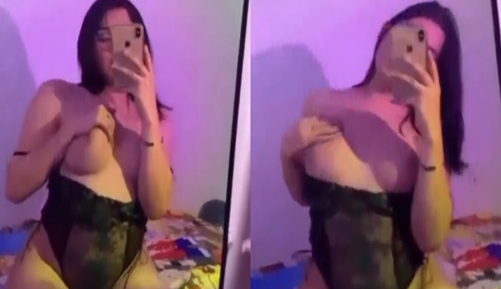 Acariciando os seios encantadores - só querendo seduzir o seu 