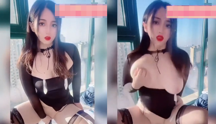 Pejabat wanita berbaju kurung kontras, bermain dengan dildo palsu di pejabat.