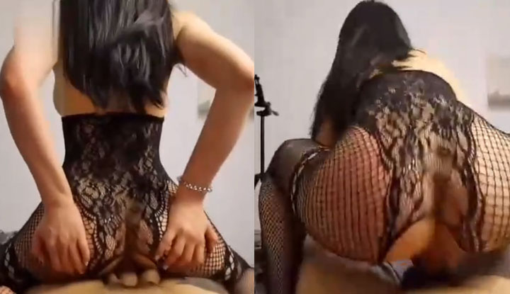 Pelajar lelaki kaya yang rakus menentang zakar besar, faraj kecil menanggung tekanan kuat zakar besar, perbezaan visual antara tubuh kecil dan zakar besar sangat ketara.