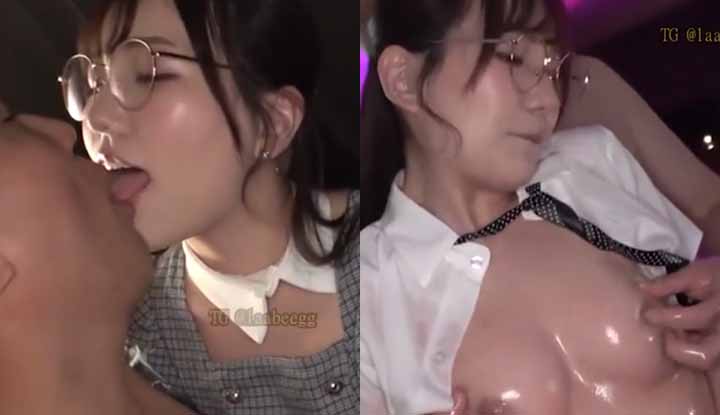 Minha namorada se vestiu de forma atraente para me seduzir e fazer as pazes.