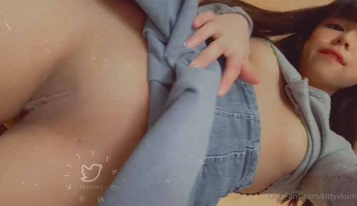 [Asian] Oh my, the Asian goddess kittyxkum from O site~ showing off without wearing panties.