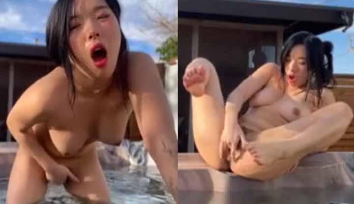 [Gelora Korea] Gadis cantik sedang melakukan masturbasi secara senyap di kolam mandi air panas luar.