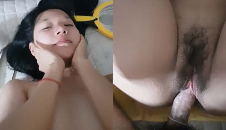 Minha namorada fofa ainda está na cama, então tive que acordá-la enfiando algo em sua pequena abertura.