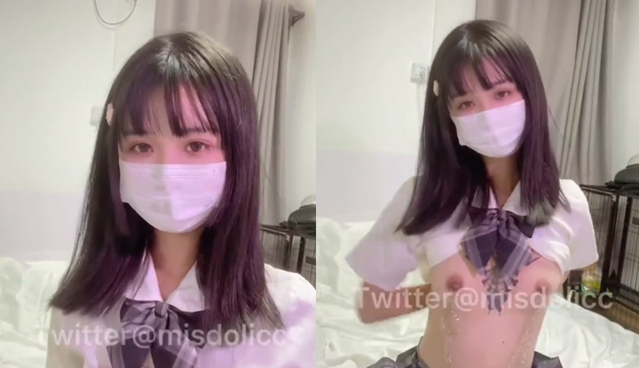 Sự tương phản rõ nhất giữa các nữ sinh dưới bộ đồng phục học sinh là chú chó nhỏ nghịch ngợm của thầy