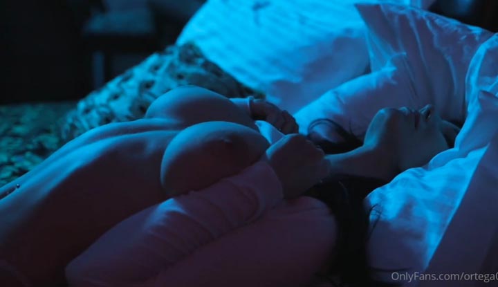 [Châu Âu và Châu Mỹ] Ôi trạm trưởng ortega00 cởi trần và nằm trên giường, bày tỏ và chạm vào ngực, cố gắng quyến rũ bạn