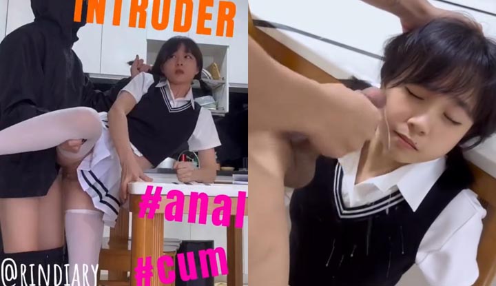 Seorang adik perempuan berambut putih yang bersih wajahnya, belajar di rumah tetapi kemudian diterjah dan disumbat, sehingga mukanya dipancutkan air mani dan terkejut.