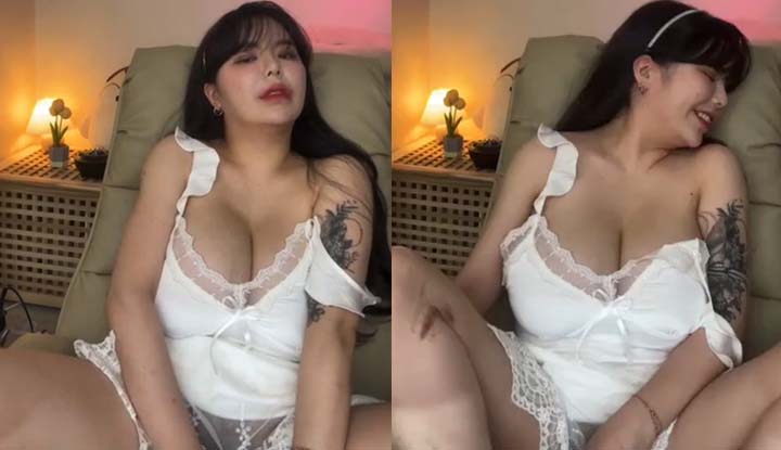 [Korea] The busty girl touched herself freshly. Her expressions couldn't hide her excitement!