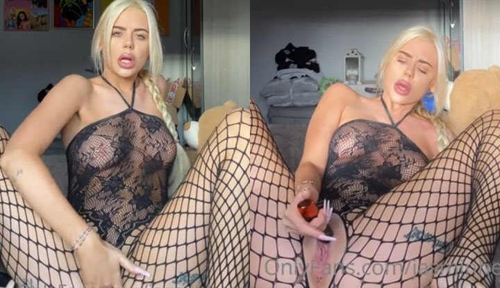 [Euro-American] O-site guru Jasmine Heaney~ Neighbor mature lady playing with her small hole at home during vacation, her moans were so loud that everyone could hear.