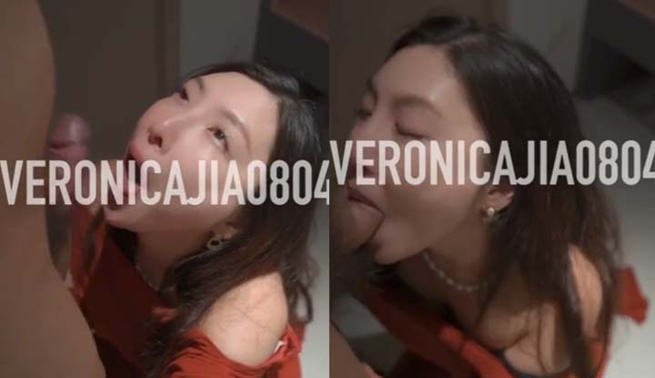 Look how earnestly the thirsty girlfriend is licking!