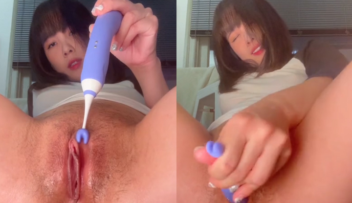 YunaTamago_zZ insere um vibrador, a água da sua pequena cavidade flui de maneira sensual e provocante.