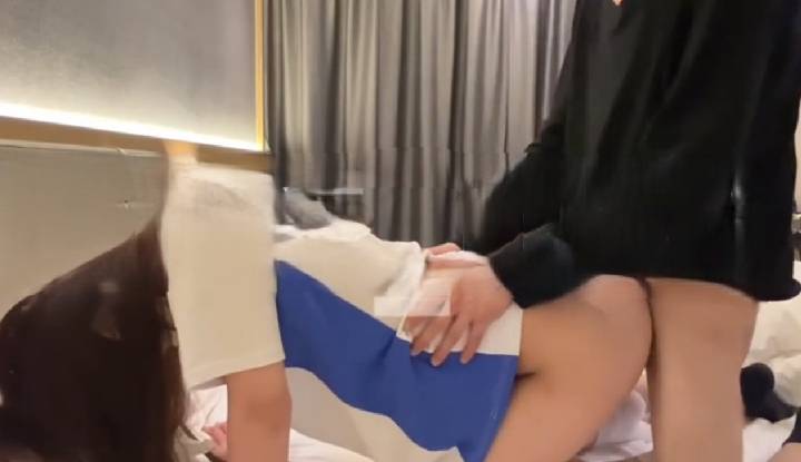 สาวน้อยที่ถูกขับเคลื่อนให้อยู่ในสภาวะการหลอน สามารถทำได้แค่ย้ำตัวเองว่านี่เป็นเพื่อเงิน