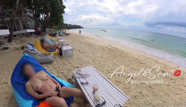[Singapore] Couple KLCouple6699 from O site loves to play - Busty wife showing off her beautiful breasts on the beach