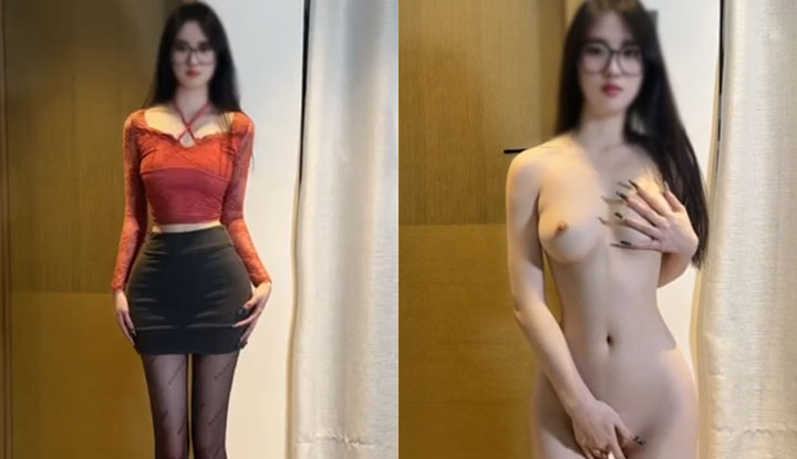 น้องสาวหน้าอกใหญ่เชื่อฟัง และภายใต้การฝึกฝนของเจ้านาย เธอถอดเสื้อผ้าทีละชิ้น