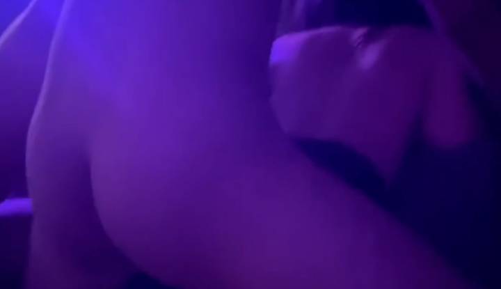 ผู้ชายหล่อคนนึงเย็ดแฟนสาวใกล้ชิดของเขาสามคนอย่างเข้มข้น โดยพวกเธอร่วมกันแบ่งปันควยที่ยิ่งใหญ่