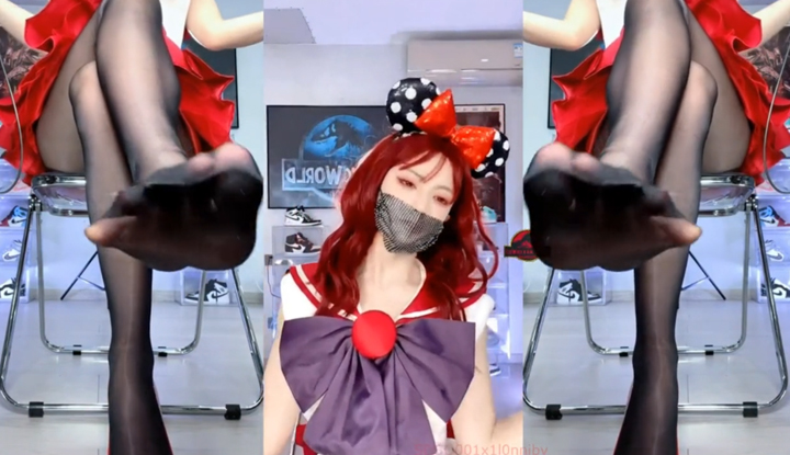 抖音美女直播，性感黑絲美足露出