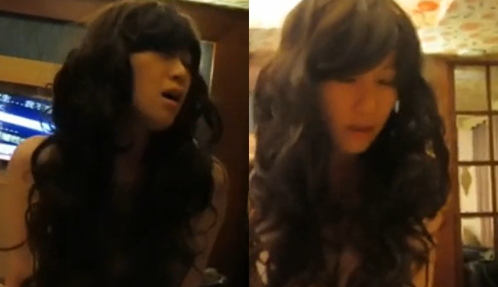 สาวที่มีคลื่นผมใหญ่ ท่าทางของเธอตอนโพสท่าสบนเตียงนั้นดุเดือดมาก