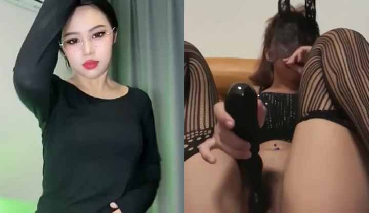 fei fei baby - hot sexy girl from tiktok, internet star live streams full foot: rubbing and twisting her ass while masturbating and getting wet, her beautiful, plump black pussy squirting with cum, toys penetrating her pussy like crazy, upside down and up!