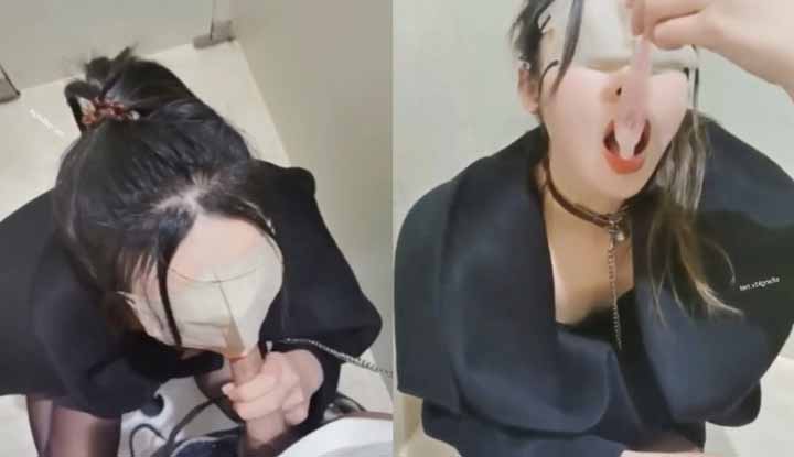 極品人妻小鯨魚 被主人拴著狗鏈拉到男廁所做愛 旁邊竟然還有人在尿尿 真是無比刺激！