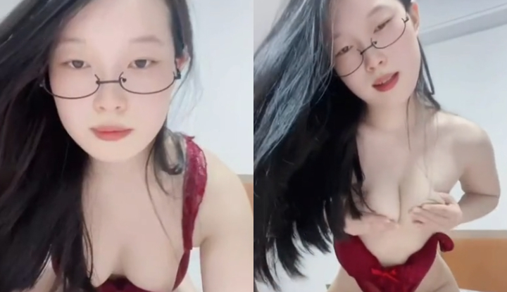 หญิงสาวสวมแว่นตาคนนั้นลูบคลำหน้าอกขาวโตของเธอและใช้คำพูดหยาบคายเพื่อยั่วยวนเขา