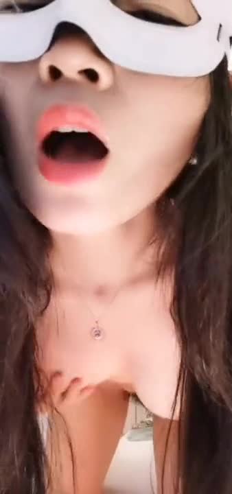 颜值不错长发妹子扭动诱惑 慢慢脱掉揉搓奶子掰开逼逼呻吟娇喘毛毛较多 很是诱惑不要错过