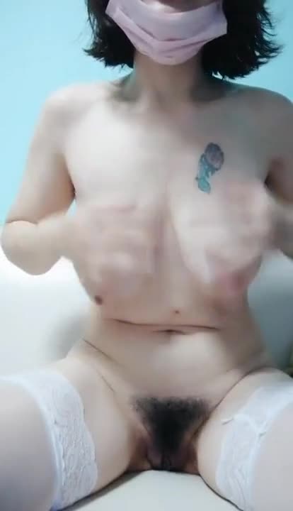 颜值不错短发大奶少妇自慰秀 换上白色丝袜沙发上振动棒抽插 很是诱惑喜欢不要错过