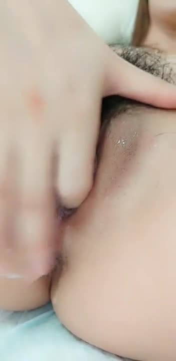 颜值不错骚气妹子慢慢脱掉自摸扣逼 厕所尿尿翘起屁股手指插菊花 很是诱惑喜欢不要错过