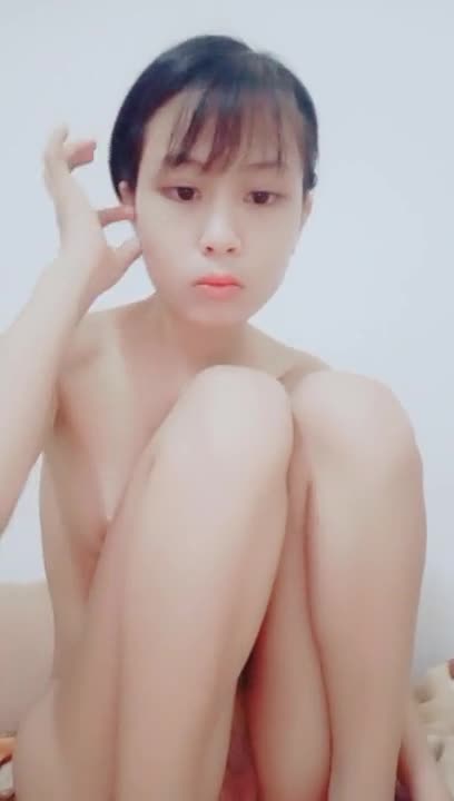 逼逼微毛苗条嫩妹子脱光光诱惑秀 看着年龄不大漏奶漏逼自摸 很是诱惑喜欢不要错过