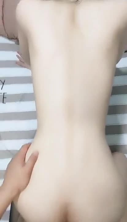 戴着黑框眼睛的骚货少妇 在床上用自慰器插B 没爽够 和炮友啪啪秀了一场